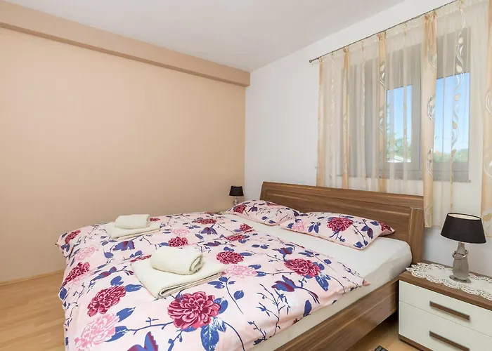 Vikendica 4 Bedroom Amazing In Garica