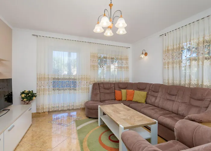Vikendica 4 Bedroom Amazing In Garica