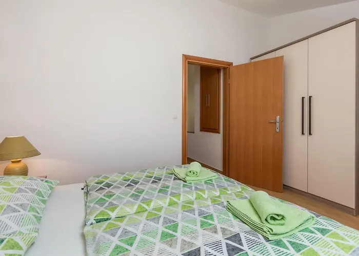 Vikendica 4 Bedroom Amazing In Garica