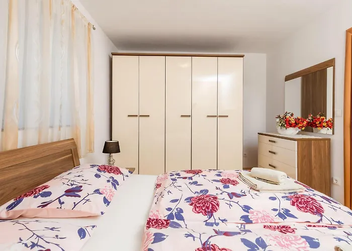 Vikendica 4 Bedroom Amazing In Garica
